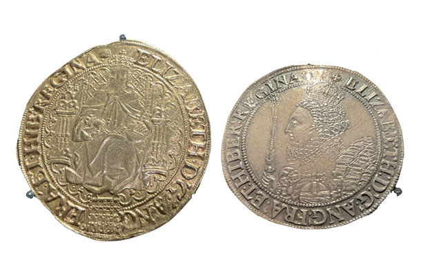 エリザベス1世の硬貨から横向きが増えた（ロンドン塔所蔵）