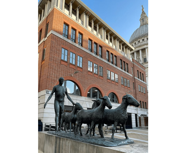 雄ヤギが先頭に（パタノスター広場）