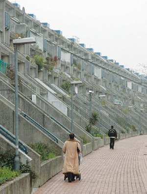 ダムのような社会住宅が並ぶアレクサンドラ・ロード