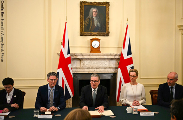 3日、スターマー首相は首相官邸で英大手企業の代表者と会議を行なった
