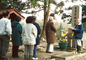 日本人墓地で牧師として礼拝