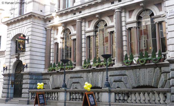 パブには見えないヴィクトリアン建築の豪奢な外観 - The Old Bank of England