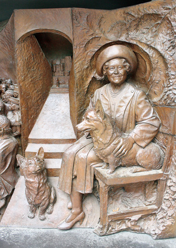 ザ・マルにあるクイーン・マザーの銅像