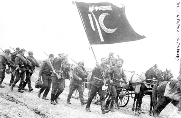 第一次バルカン戦争で進軍するオスマン帝国の兵士たち