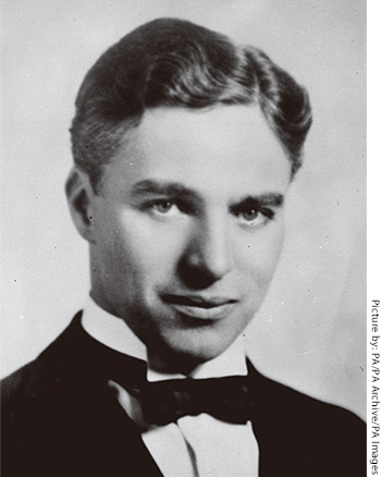 1922年に撮影されたチャーリー・チャップリン。その素顔は青い目をしたチャーミングな顔立ちの男性だった