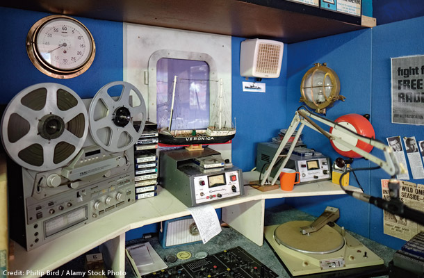 船内に備えられたラジオ・キャロラインの放送機器たち（コッツウォールド・モータリング博物館）