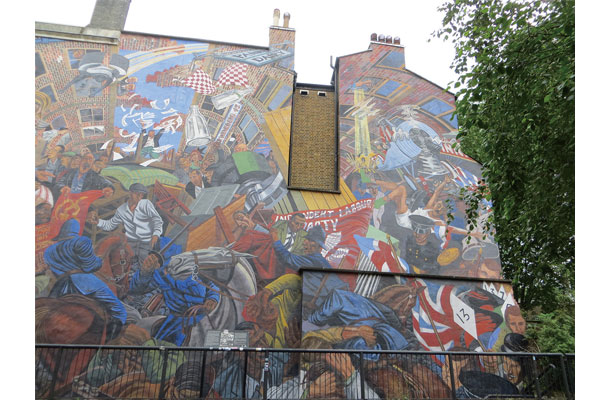 移民街の象徴になった壁画「ケーブル・ストリートの戦い」