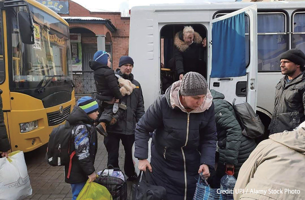 ウクライナのドネツクでキエフ行きのバスを待つ避難民