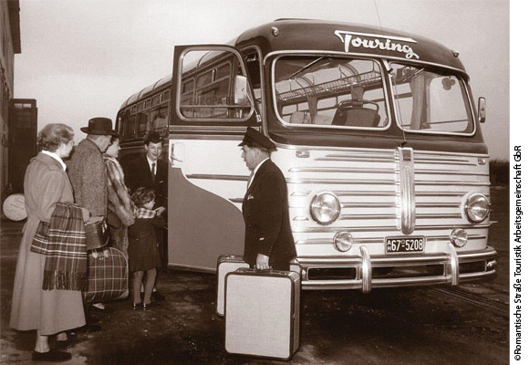 1951年にはローテンブルクからミュンヘンを往復する特急車両を運航するようになり、各駅でロマンチック街道バスに乗り換えることができる仕組みを構築した