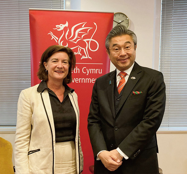 モーガン首席大臣（写真左）と鈴木大使（同右）