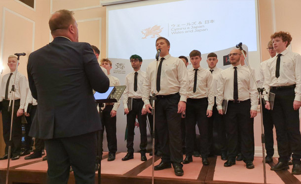 青年合唱団「Only Boys Aloud」が歌声を披露