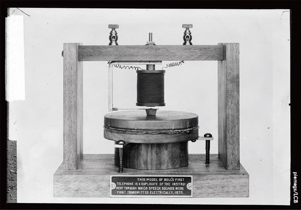 1875 年に初めて音声を送信した、ベルの電話の複製